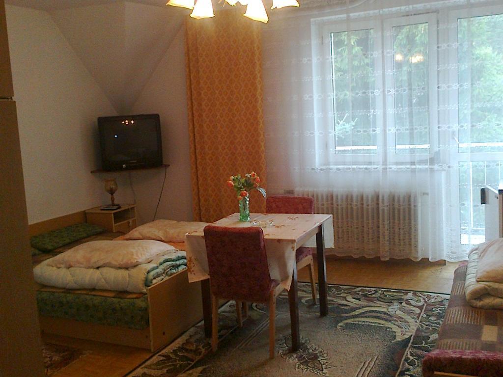 Maxim Pokoje Goscinne Iwonicz-Zdroj Luaran gambar